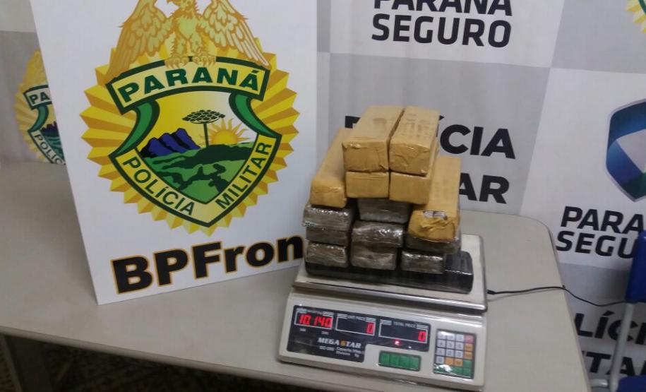 Na noite de domingo (23), policiais do BPFron apreenderam um adolescente com mais de 10 kg de maconha.