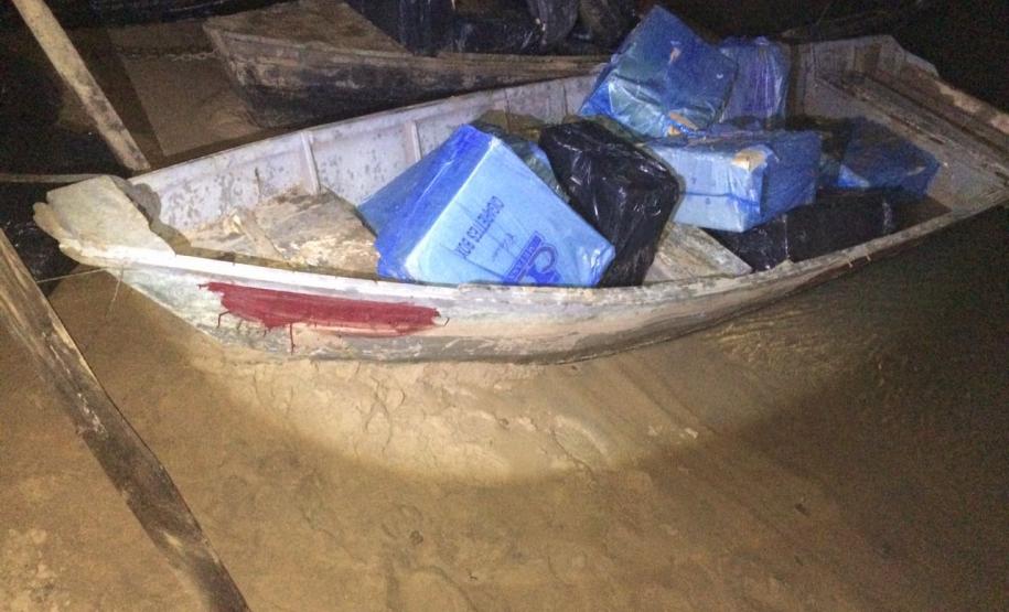 Polícia Federal e Batalhão de Polícia de Fronteira realizam grande apreensão de contrabando e embarcações nas cidades de Foz do Iguaçu e Entre Rios do Oeste. Na última terça - feira (9), por volta das 20h00min, agentes da Polícia Federal e policiais militares do BPFron – Batalhão de Polícia de Fronteira realizaram a apreensão de quatro embarcações e produtos contrabandeados nas cidades de Foz do Iguaçu e Entre Rios do Oeste.