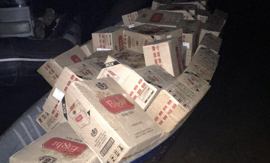 Polícia Federal e Batalhão de Polícia de Fronteira realizam grande apreensão de contrabando e embarcações nas cidades de Foz do Iguaçu e Entre Rios do Oeste. Na última terça - feira (9), por volta das 20h00min, agentes da Polícia Federal e policiais militares do BPFron – Batalhão de Polícia de Fronteira realizaram a apreensão de quatro embarcações e produtos contrabandeados nas cidades de Foz do Iguaçu e Entre Rios do Oeste.