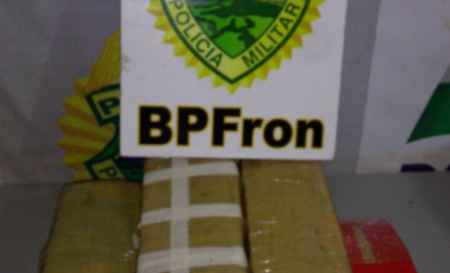 Na noite de quinta-feira (10), por volta das 22h 20min, policiais militares do BPFron – Batalhão de Polícia de Fronteira, apreenderam quase 6kg de maconha durante abordagem a ônibus na cidade de Cascavel – PR.
