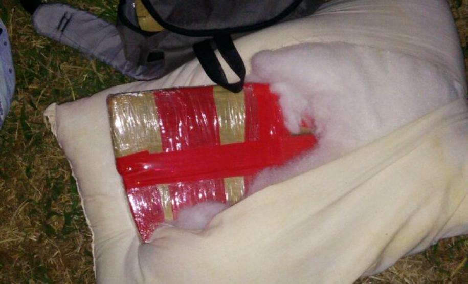 Na noite de quinta-feira (10), por volta das 22h 20min, policiais militares do BPFron – Batalhão de Polícia de Fronteira, apreenderam quase 6kg de maconha durante abordagem a ônibus na cidade de Cascavel – PR.