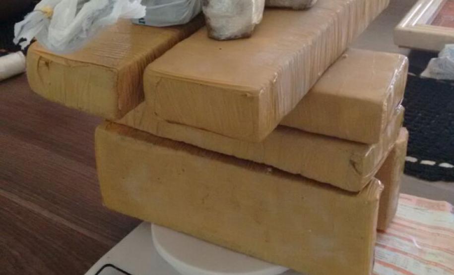 Após denúncia anônima 2° CRPM/4° CIPM apreende 7 tabletes de maconha Na manhã de segunda-feira (14), após denúncia anônima recebida através do Disque Denúncia 181, a equipe da 2° Crpm/4° Cipm foi averiguar uma situação no Residencial Morada Londrina.