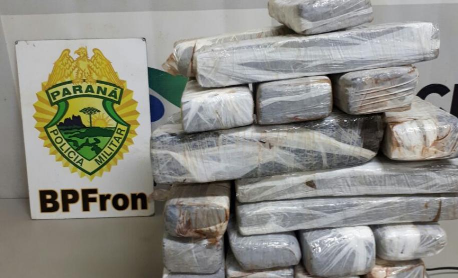 Polícia Militar por intermédio do BPfron apreende adolescente que transportava droga para a capital. Na noite de domingo (20), por volta das 19h40 min durante uma abordagem da equipe da Polícia Militar por intermédio do BPfron, ao ônibus da linha Guaíra/Curitiba, foi localizado escondido embaixo da poltrona da adolescente de 16 anos, uma mochila contendo 23 tabletes de substância análoga a maconha.