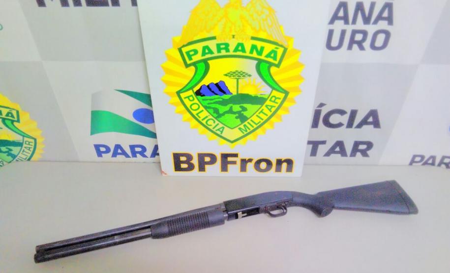 Polícia Militar por intermédio do BPFron apreende veículo, arma e cigarros Na noite de quinta-feira (23), policiais militares do BPFron receberam informações via Copom, que um veículo teria cometido um assalto na BR 163.