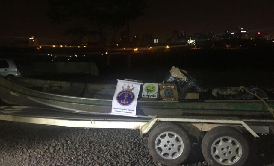 Polícia Militar por intermédio do BPFron apreende carregamento de contrabando Na terça-feira às 23h30min, Policiais Militares do BPFron, Policiais Federais atuantes na Operação Fronteira Integrada e a Marinha do Brasil, em diligências no Rio Paraná, área urbana de Foz do Iguaçu, apreenderam uma embarcação carregada com cigarros e eletrônicos.