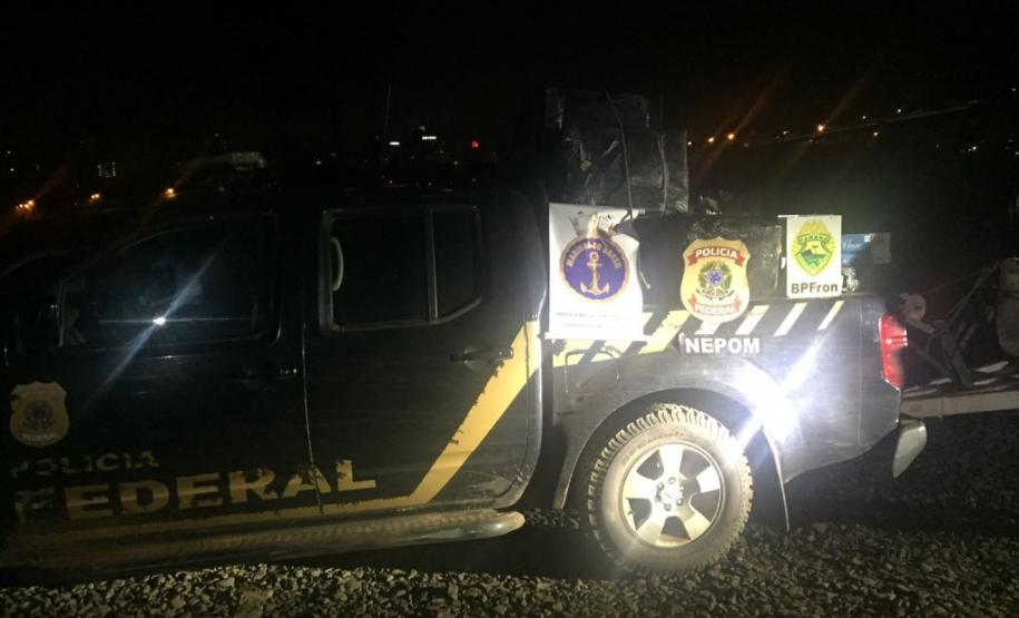 Polícia Militar por intermédio do BPFron apreende carregamento de contrabando Na terça-feira às 23h30min, Policiais Militares do BPFron, Policiais Federais atuantes na Operação Fronteira Integrada e a Marinha do Brasil, em diligências no Rio Paraná, área urbana de Foz do Iguaçu, apreenderam uma embarcação carregada com cigarros e eletrônicos.