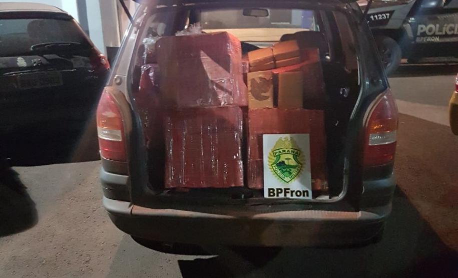 Polícia militar por intermédio do BPFron prende dois traficantes e apreende 400 kg de maconha. Na noite de quarta-feira, Policiais Militares do BPFron apreenderam 13 volumes de substâncias análoga à maconha na PR 483.