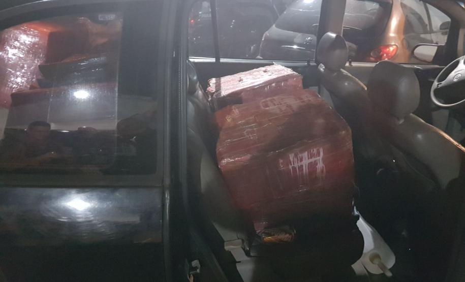 Polícia militar por intermédio do BPFron prende dois traficantes e apreende 400 kg de maconha. Na noite de quarta-feira, Policiais Militares do BPFron apreenderam 13 volumes de substâncias análoga à maconha na PR 483.