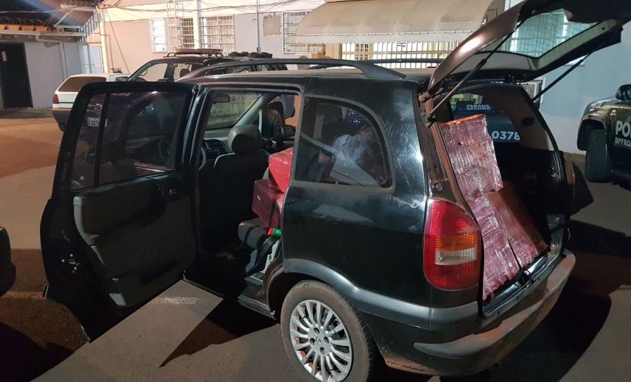 Polícia militar por intermédio do BPFron prende dois traficantes e apreende 400 kg de maconha. Na noite de quarta-feira, Policiais Militares do BPFron apreenderam 13 volumes de substâncias análoga à maconha na PR 483.