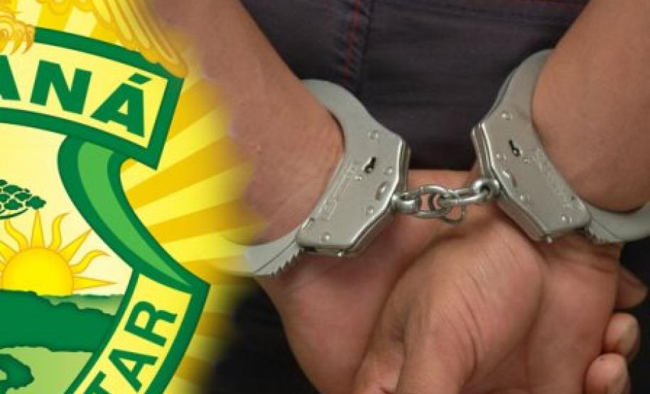 PM fecha ponto de tráfico e apreende drogas, dinheiro, pistola e fuzil Após denúncia através do disque-denúncia 181, a Polícia Militar prendeu envolvidos no tráfico de drogas, além de grande quantidade de dinheiro e até um fuzil.