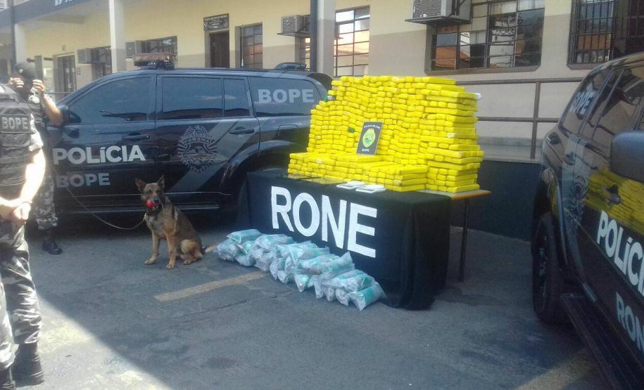 Após denuncia anônima, BOPE apreende mais de 400 kg de maconha Nesta manhã de sexta-feira (22), após denúncia anônima sobre tráfico de substâncias entorpecentes via Disque Denúncia 181, policiais do Batalhão de Operações Especiais (BOPE), apreenderam no bairro Cidade Industrial de Curitiba (CIC), 480 tabletes de substância análoga à maconha.