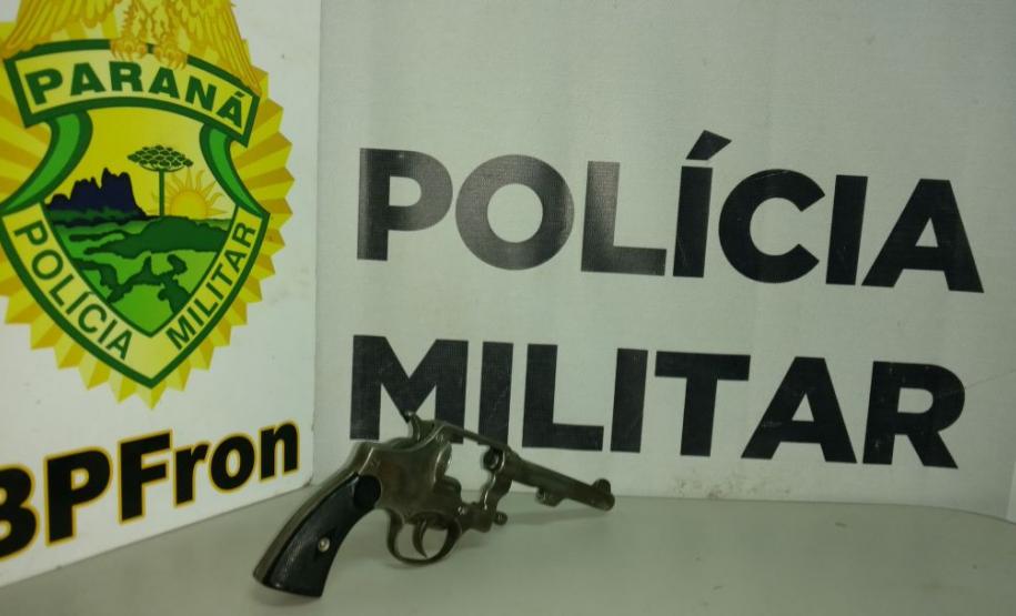 Polícia Militar por intermédio do BPFron apreende arma e prende homem. No domingo (24), policiais militares por intermédio do BPFron apreenderam após denúncia uma arma de cal. 32 e prenderam um homem em flagrante.