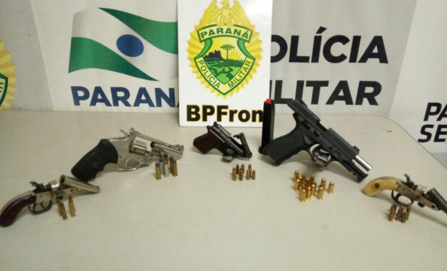 Na sexta-feira (22), às 19h45min, policiais militares do BPFron receberam informação via Copom, que na cidade de cruzeiro do Oeste - PR, policiais do 7° Batalhão de Policia Militar, acabará de fazer a prisão de um masculino, esse sendo morador da cidade de Guaíra-Pr, conforme o referido BOU.