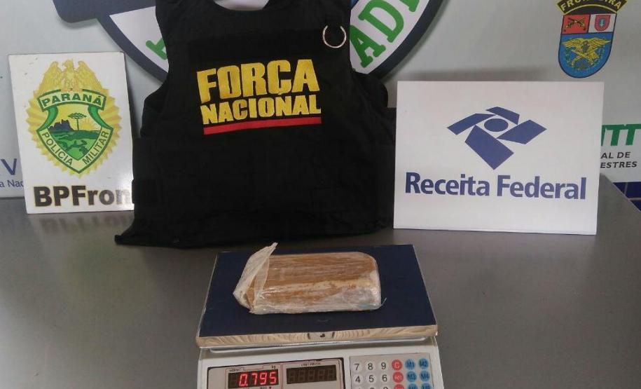 Polícia Militar por intermédio do BPFron apreende diversos materiais de tráfico, descaminho e contrabando na Ponte Internacional da Amizade Durante a realização da Operação Fronteira Integrada, policiais militares apreenderam entre os dias 24 a 29 de setembro diversos materiais de tráfico, descaminho e contrabando na Ponte Internacional da Amizade (PIA)