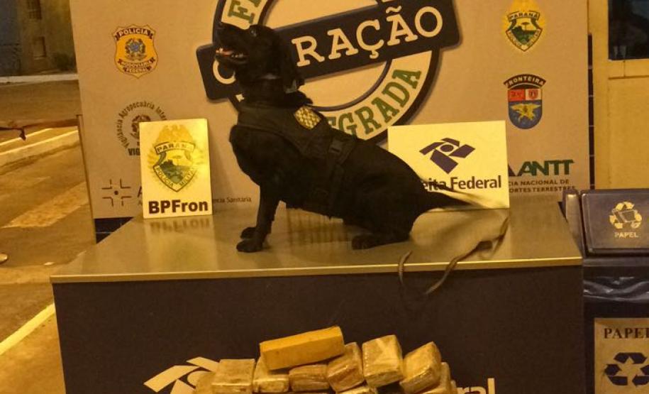 Polícia Militar por intermédio do BPFron apreende diversos materiais de tráfico, descaminho e contrabando na Ponte Internacional da Amizade Durante a realização da Operação Fronteira Integrada, policiais militares apreenderam entre os dias 24 a 29 de setembro diversos materiais de tráfico, descaminho e contrabando na Ponte Internacional da Amizade (PIA)