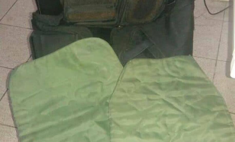 Policia Militar realiza prisão de três indivíduos durante patrulhamento Durante patrulhamento Policia Militar prende três indivíduos por posse de substâncias ilícitas e colete balístico