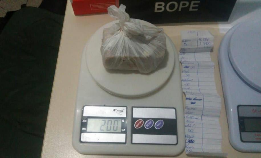 Policia Militar realiza prisão de três indivíduos durante patrulhamento Durante patrulhamento Policia Militar prende três indivíduos por posse de substâncias ilícitas e colete balístico