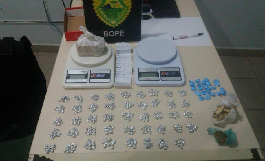 Policia Militar realiza prisão de três indivíduos durante patrulhamento Durante patrulhamento Policia Militar prende três indivíduos por posse de substâncias ilícitas e colete balístico