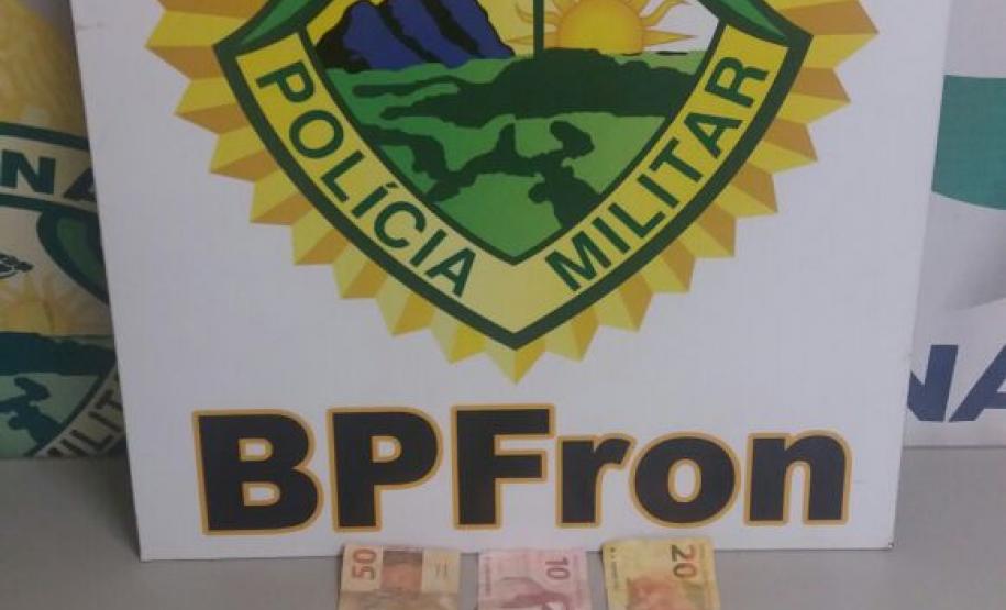 Polícia Militar por intermédio do BPFron apreende crack e prende traficante Policiais militares do BPFron no âmbito da Operação Captura apreenderam crack e prenderam traficante na quarta-feira (04)