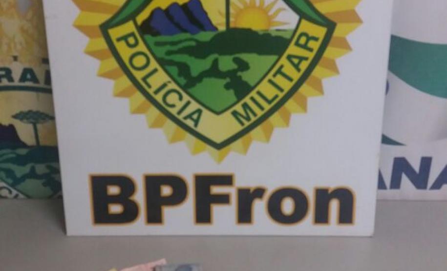 Polícia Militar por intermédio do BPFron apreende crack e prende traficante Policiais militares do BPFron no âmbito da Operação Captura apreenderam crack e prenderam traficante na quarta-feira (04)