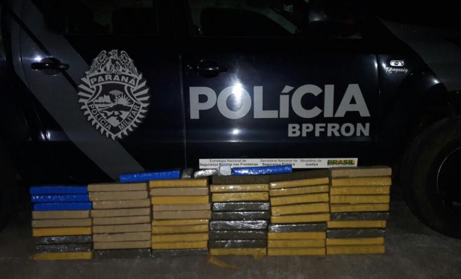 Polícia Militar por intermédio do BPFron no âmbito da Operação Captura apreende maconha, veículo e prende três traficantes. Durante patrulhamento pela rodovia PR 323, policiais militares no âmbito da Operação Captura por intermédio do BPFron apreenderam na sexta-feira (06), um veículo, maconha e prenderam três traficantes.