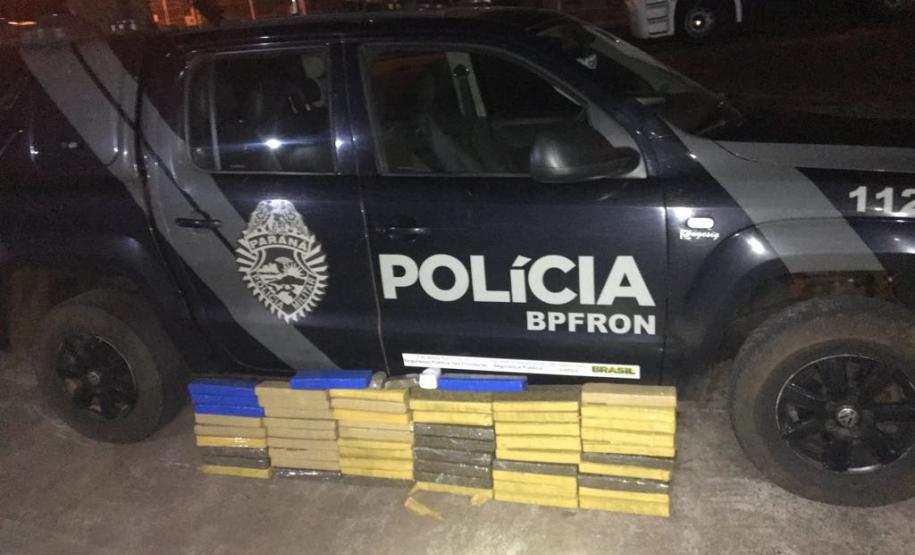 Polícia Militar por intermédio do BPFron no âmbito da Operação Captura apreende maconha, veículo e prende três traficantes. Durante patrulhamento pela rodovia PR 323, policiais militares no âmbito da Operação Captura por intermédio do BPFron apreenderam na sexta-feira (06), um veículo, maconha e prenderam três traficantes.