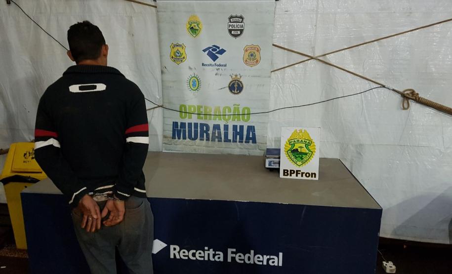 BPFRON CUMPRE MANDADO DE PRISÃO EM ABORDAGEM NA OPERAÇÃO MURALHA Na manhã desta sexta-feira (27), policiais militares do BPFron, em apoio a Receita Federal durante Operação Muralha, encaminhou um individuo que possui um mandado de prisão para os procedimentos cabíveis