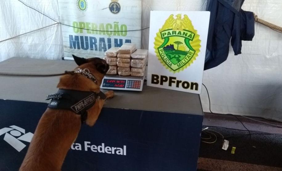 No fim da tarde de sexta-feira (27), policiais militares do BPFron com apoio da Receita Federal na Operação Muralha apreendeu em flagrante 8,460 kg de substancia análoga a maconha.