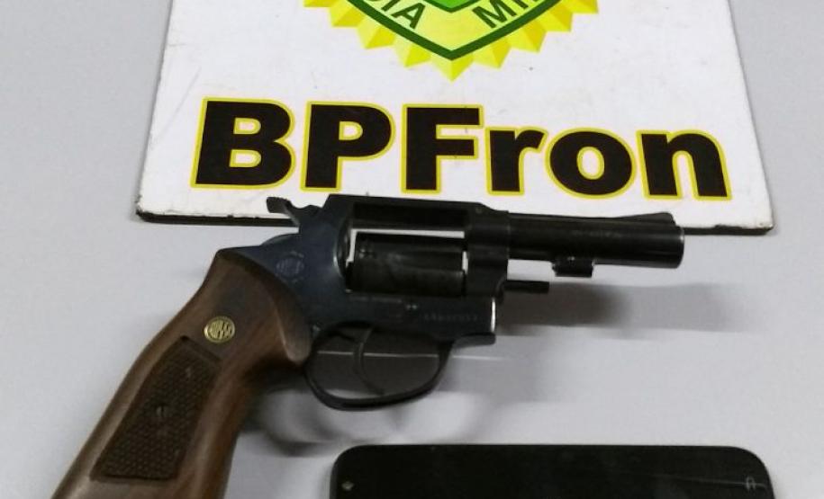 BPFron apreende revólver e entorpecente durante abordagem a veículo Na madrugada de sábado (28), policiais militares apreenderam revólver e entorpecente durante patrulhamento no município de Barracão – PR.