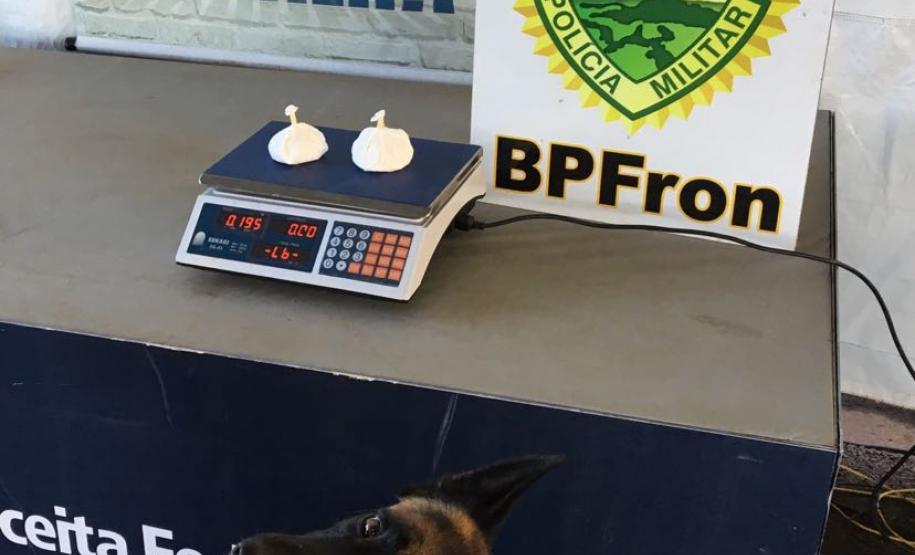 BPFron apreende entorpecente no calçado de passageira em ônibus durante Operação Muralha Na noite de sábado (28), policiais militares do BPFron apreenderam entorpecentes no calçado de passageira em ônibus durante a Operação Muralha.
