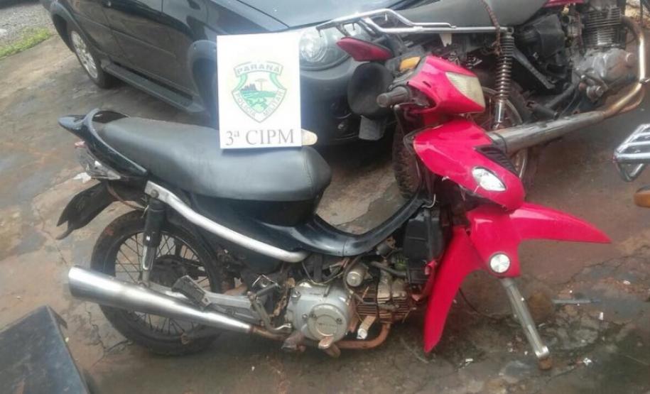 Na tarde desse domingo, 05/11, por volta das 12h, após denúncia anônima de que havia uma motocicleta abandonada na área rural da cidade de Marilena, as equipes de Marilena e Nova Londrina deslocaram ao local informado.