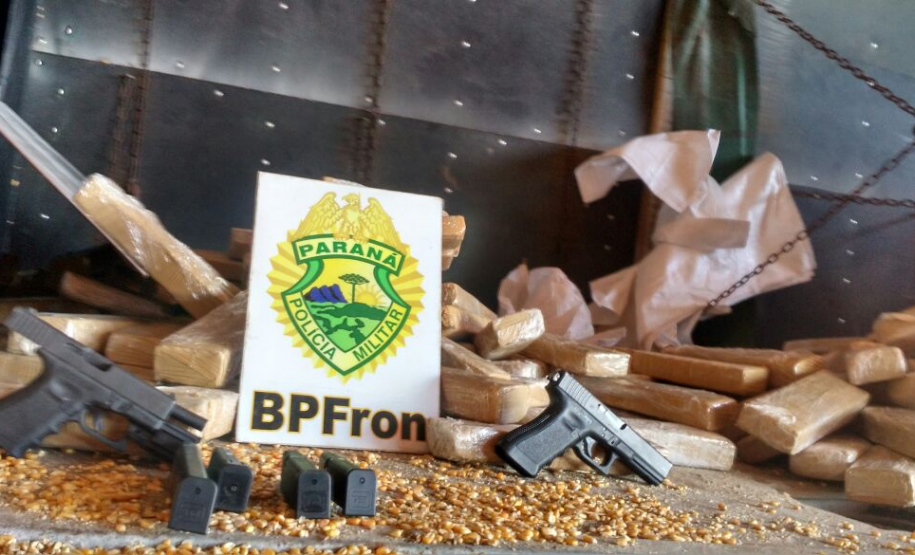 BATALHÃO DE FRONTEIRA APREENDE ARMAS E DROGAS EM MEIO A CARGA DE MILHO BPFron