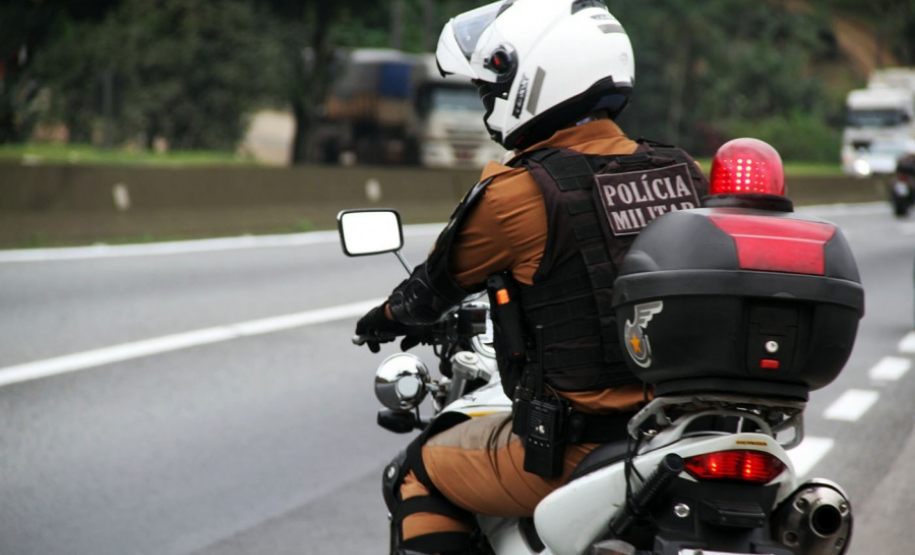 POLICIAIS MILITARES AJUDAM GRÁVIDA QUE DEU A LUZ DENTRO DE VEÍCULO pmpr