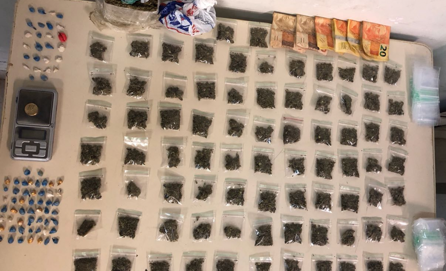 PM APREENDE PEDRAS DE CRACK, MACONHA E DINHEIRO EM CURITIBA; MULHER E ADOLESCENTE SÃO ENCAMINHADAS PMPR