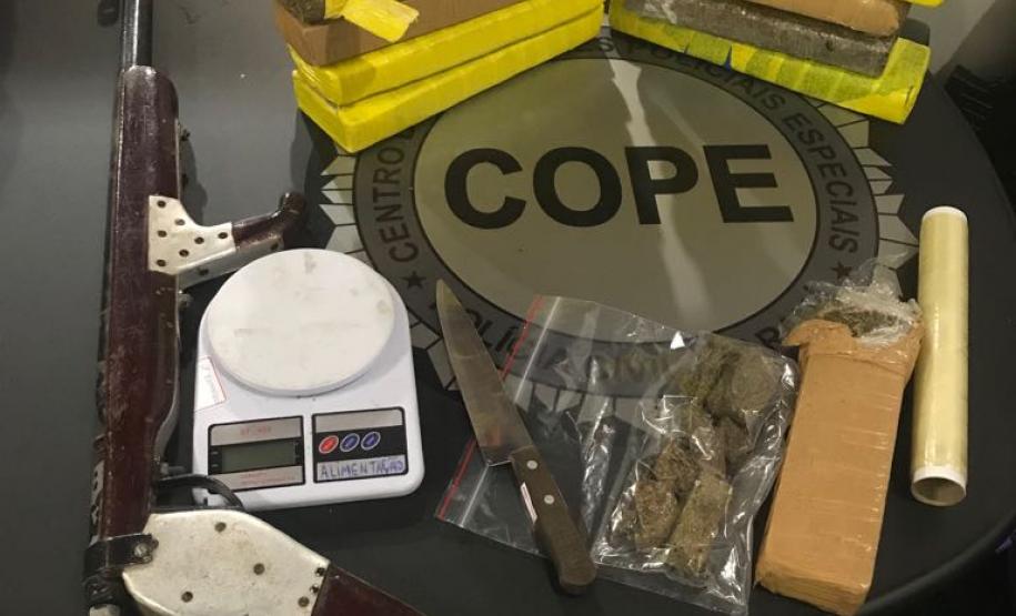 HOMEM É PRESO COM MAIS DE 12 QUILOS DE MACONHA ESCONDIDAS DENTRO DE CASA Divulgação PMPR