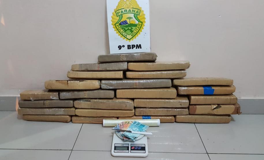 PM APREENDE QUASE 20 QUILOS DE MACONHA E UMA PISTOLA COM MIRA A LASER, NO LITORAL DO ESTADO; TRÊS PESSOAS SÃO PRESAS Divulgação PMPR