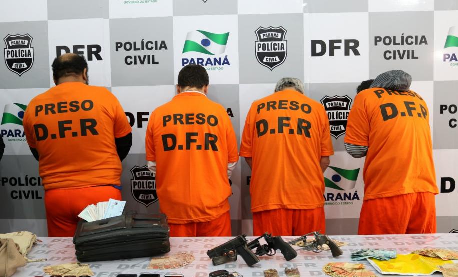 QUATRO PESSOAS SÃO PRESAS SUSPEITAS DE AMARRAR E PRENDER CASAL NO BANHEIRO NO SÍTIO CERCADO Divulgação