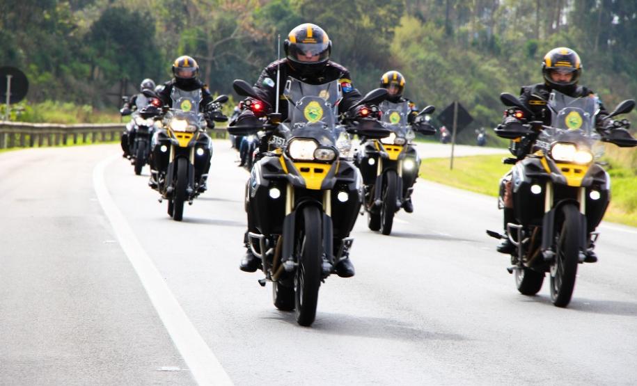 CENTENAS PARTICIPAM DE PASSEIO MOTOCICLÍSTICO DA POLÍCIA MILITAR EM ALUSÃO AOS 164 ANOS DA INSTITUIÇÃO Soldado Amanda Morais