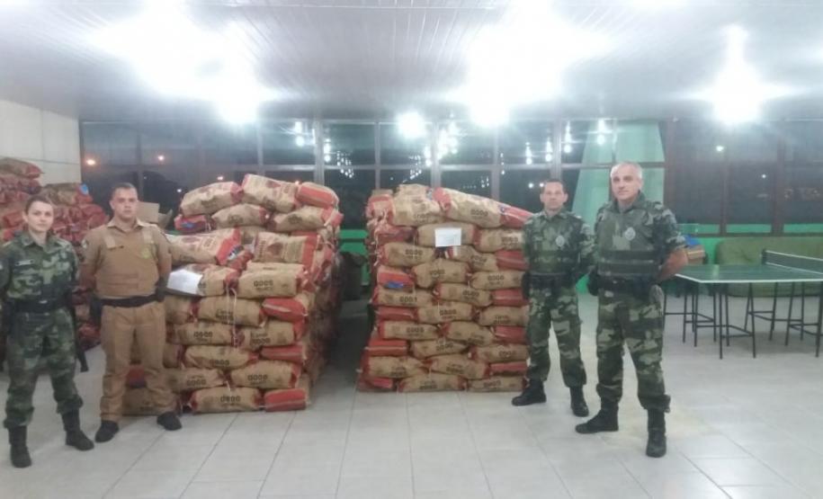 POLICIAIS MILITARES AMBIENTAIS APREENDEM QUASE 3 MIL TONELADAS DE CARVÃO IRREGULAR EM CAMPO LARGO (PR) BPAmb-FV