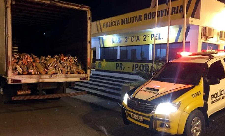 BPRV APREENDE CAMINHÃO COM MAIS DE MEIA TONELADA DE MACONHA EM IPORÃ BRV