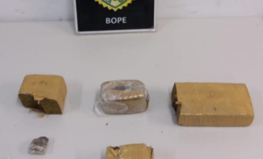 BOPE RECEBE DENÚNCIA E ENCAMINHA ENVOLVIDOS COM TRÁFICO DE DROGAS NO PINHEIRINHO, NA CAPITAL Divulgação PMPR