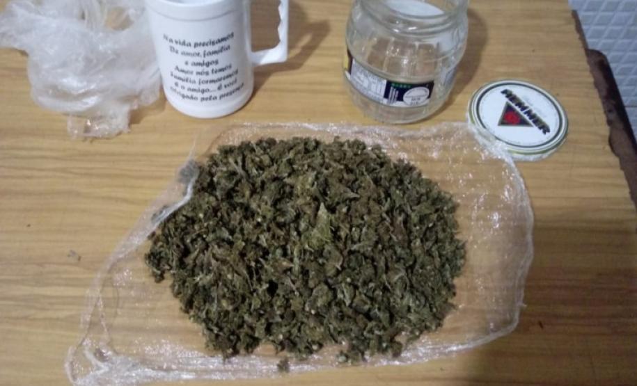 3ºCRPM/11ºBPM – EM DUAS SITUAÇÕES DISTINTAS, POLÍCIA MILITAR ENCAMINHA SEIS PESSOAS SUSPEITAS DE ENVOLVIMENTO COM O TRÁFICO DE DROGAS EM CAMPO MOURÃO; FORAM APREENDIDAS DROGAS E UMA ARMA DE FOGO